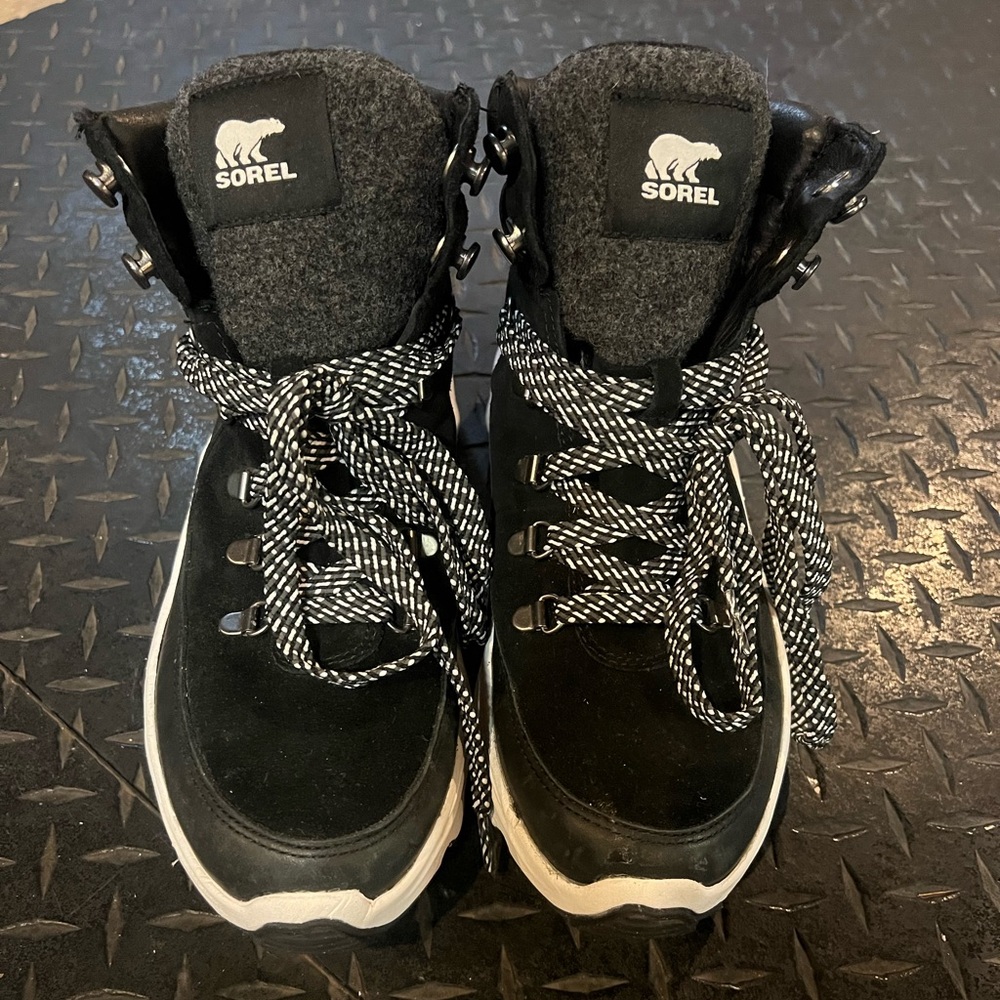 Women Sorel Kinetic Sneaker Boot size 9